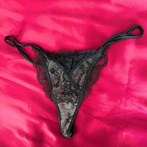 🆕 Victoria’s Secret Lacey V-String Panty - NWOT